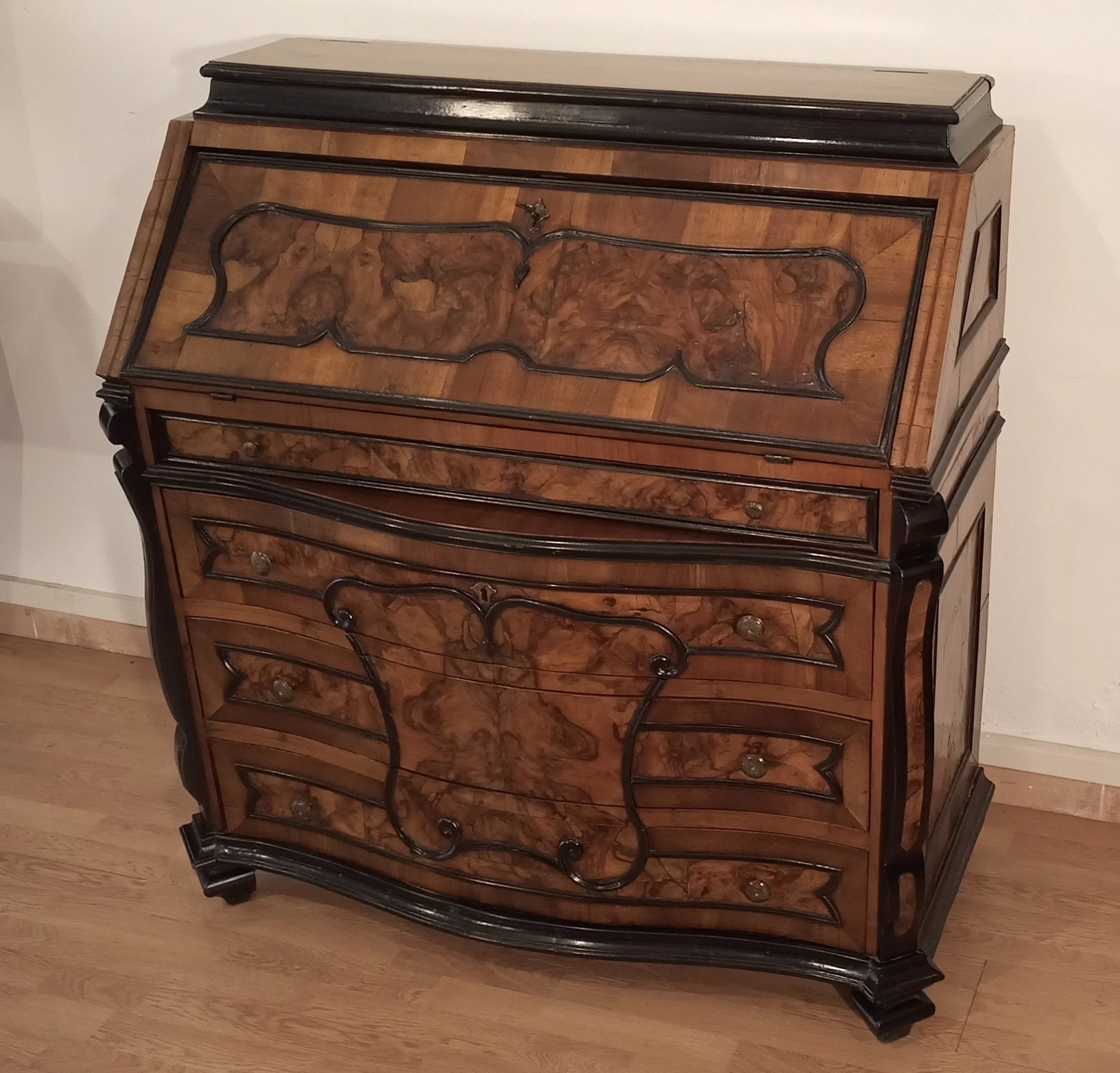 Cassettiera ribalta lombarda settecentesca originale in legno intagliato con cassetti curvi e impiallacciatura di radica decorativa