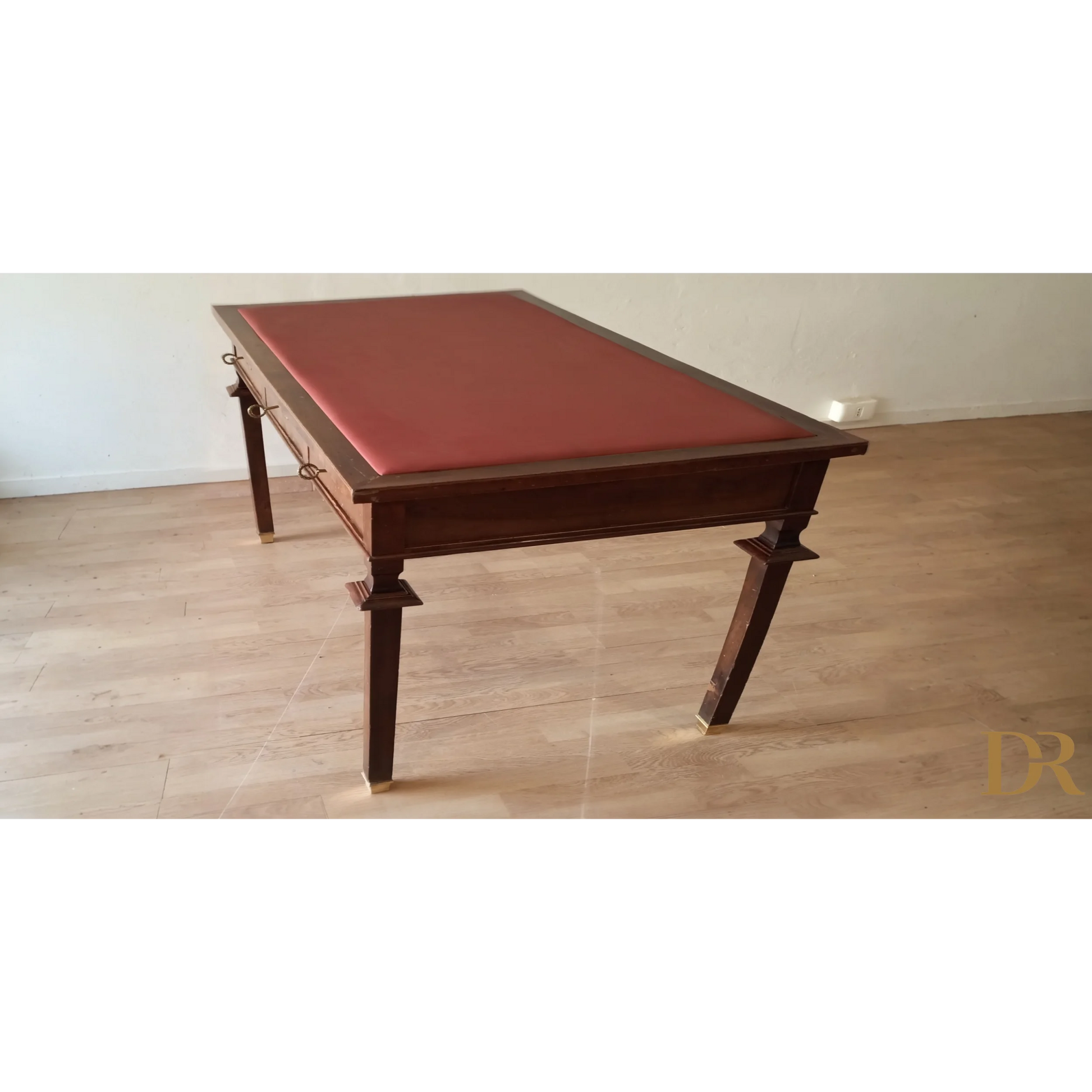 Scrivania stile impero in noce con piano in pelle bordeaux su tavolo in legno scuro