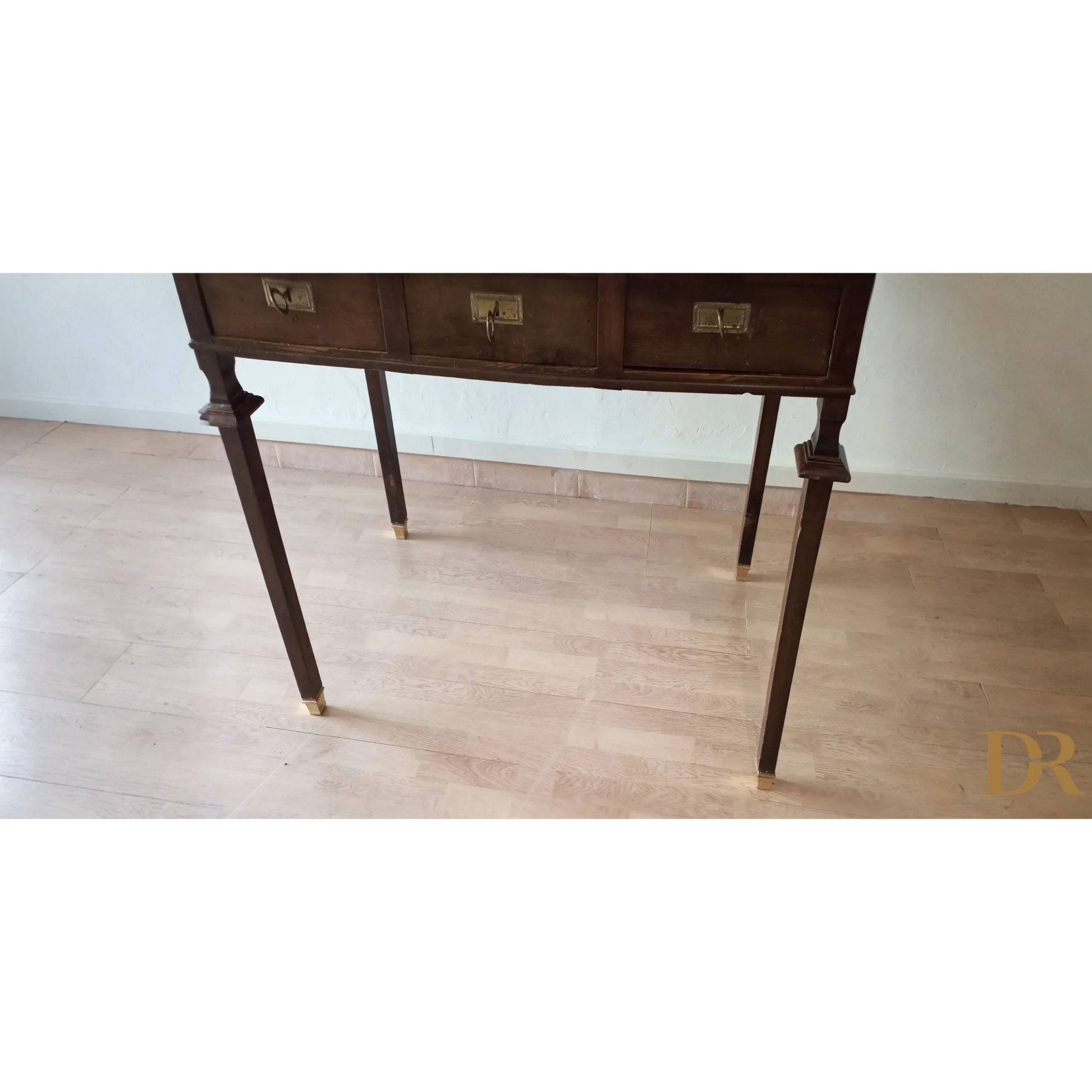 Console in legno scuro con tre cassetti e dettagli in ottone, scrivania stile impero