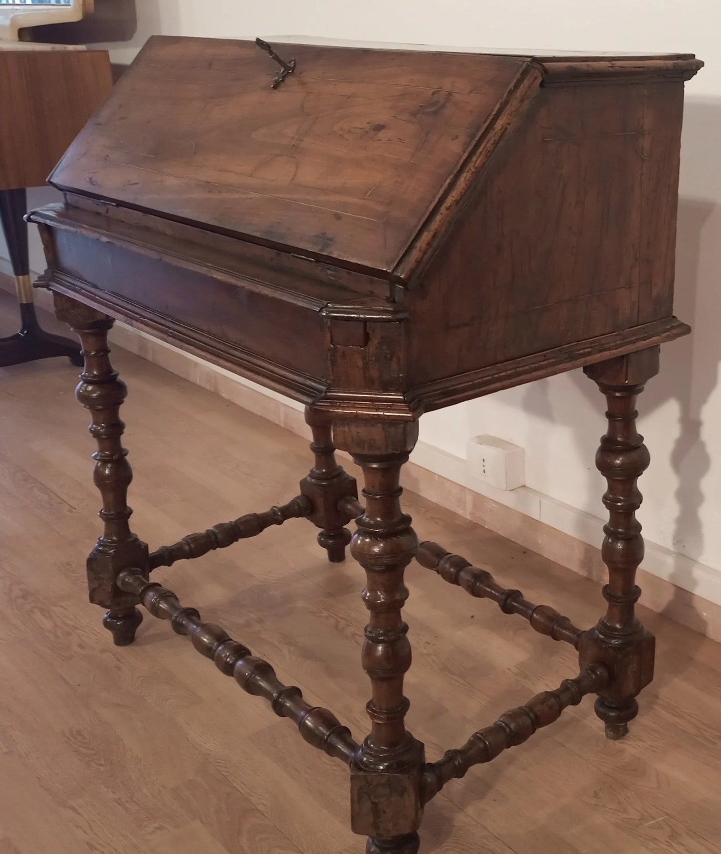Scrivania a ribalta xviii secolo in legno antico con gambe tornite e piano inclinato per scrittura