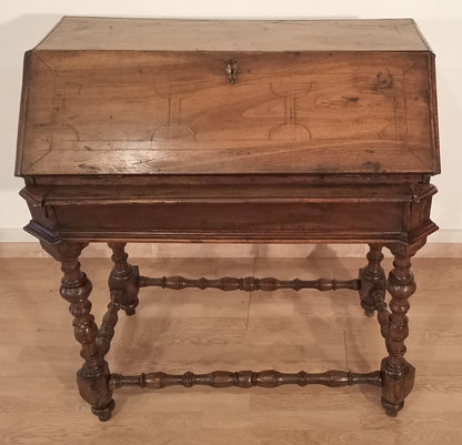 Scrivania a ribalta xviii secolo in legno antico con gambe tornite ornate e piano inclinato raffinato