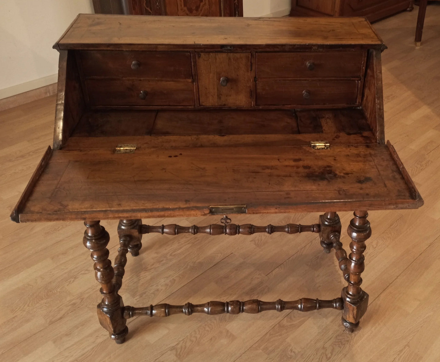 Scrivania a ribalta xviii secolo in legno antico con gambe tornite e tre cassetti eleganti