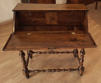 Scrivania a ribalta xviii secolo in legno antico con gambe tornite e tre cassetti eleganti