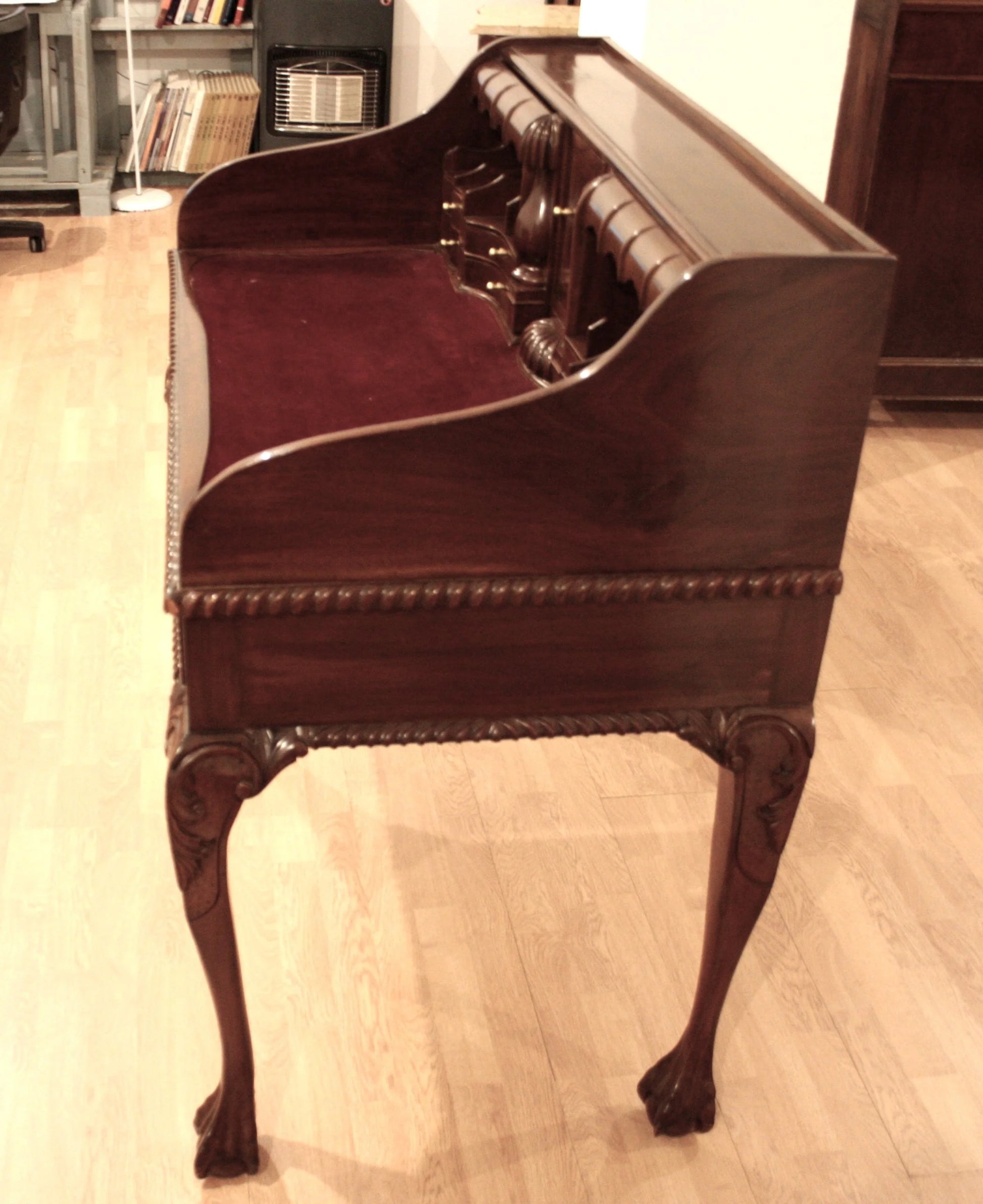 Antico scrittoio scrivania ufficio in stile chippendale inglese in noce con gambe inarcate e piedi artigliati