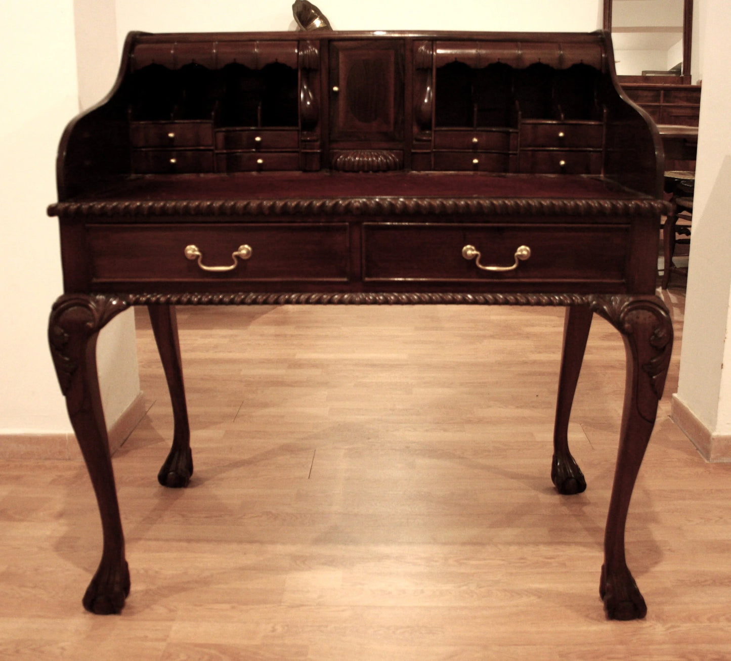Antico scrittoio scrivania ufficio stile chippendale inglese in noce con gambe inarcate e piedi a artiglio