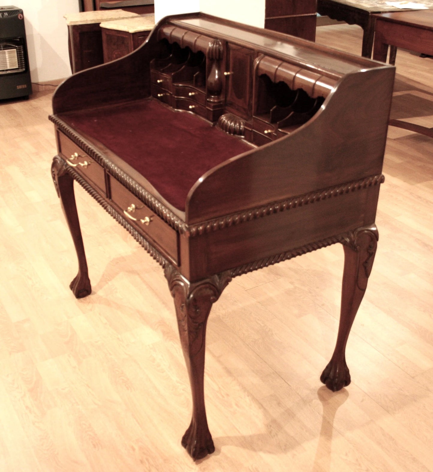 Antico scrittoio scrivania ufficio stile chippendale inglese in noce con gambe inarcate e piano in pelle