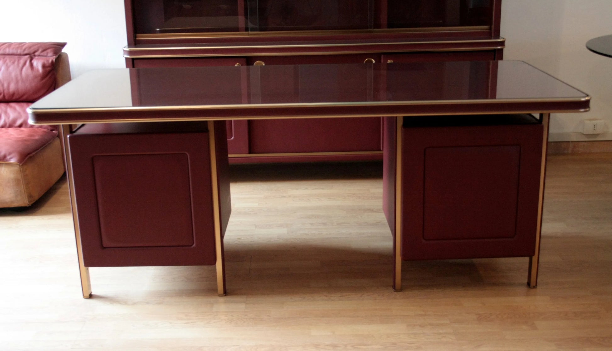 Set scrivania e tre sedie di umberto mascagni in similpelle bordeaux e ottone con scrivania ministeriale disegnata in italia 1950