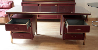 Scrivania ministeriale disegnata da umberto mascagni in similpelle bordeaux con cassetti e struttura in ottone vintage