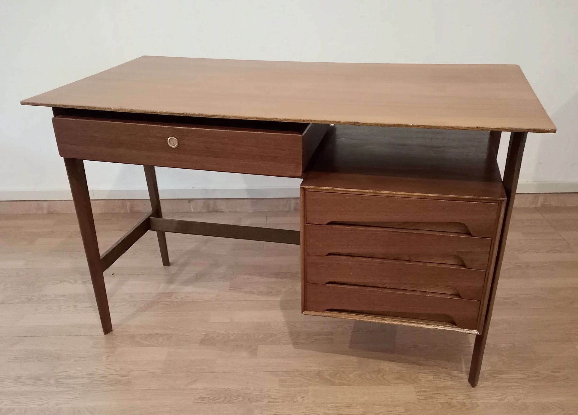 Scrivania scrittoio anni 50 di edmondo palutari in legno con cassetti e gambe rastremate design vintage