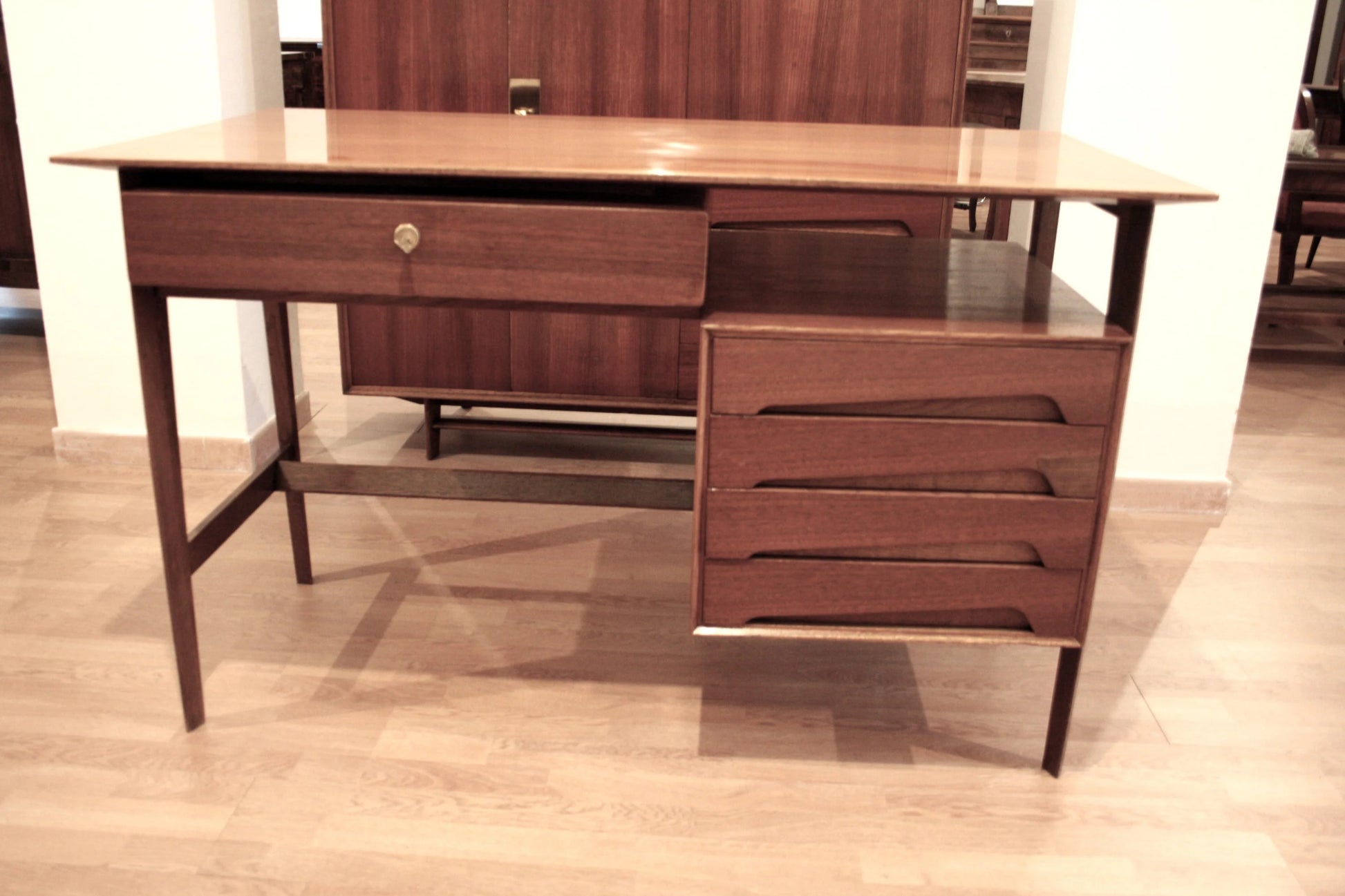 Scrivania in legno mid-century moderno con cassetti e finitura bicolore design edmondo palutari anni 50 vintage