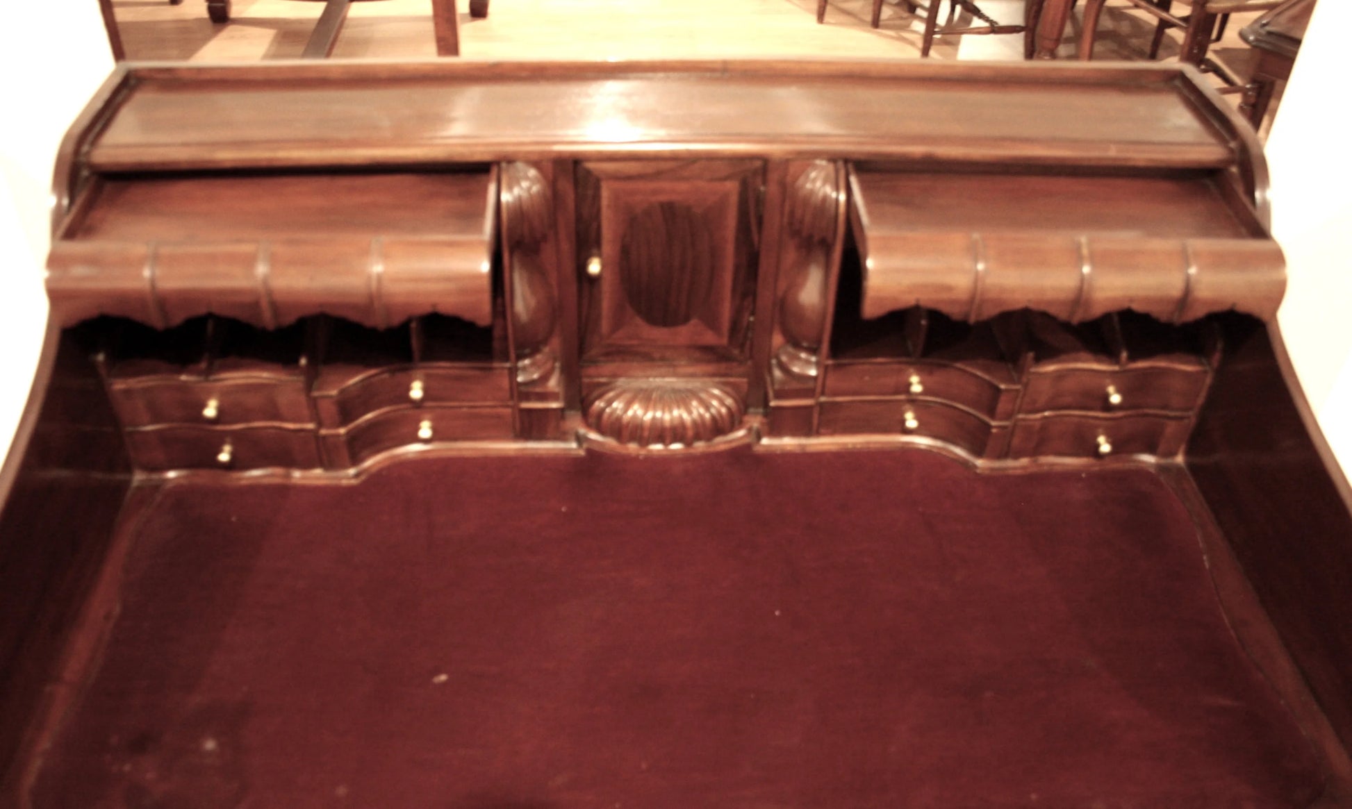 Ornate scrittoio scrivania ufficio stile chippendale inglese in noce con secretaire e gambe inarcate decorato in legno