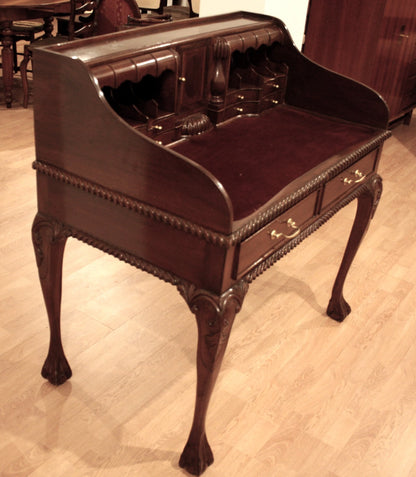 Ornate scrittoio scrivania ufficio stile chippendale inglese in noce con gambe inarcate e dettagli decorativi