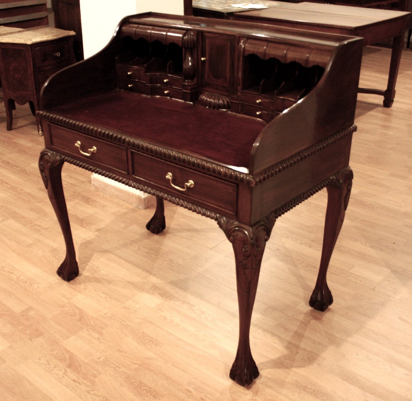 Scrittoio scrivania ufficio stile chippendale inglese in noce con gambe inarcate e hardware in ottone ornato