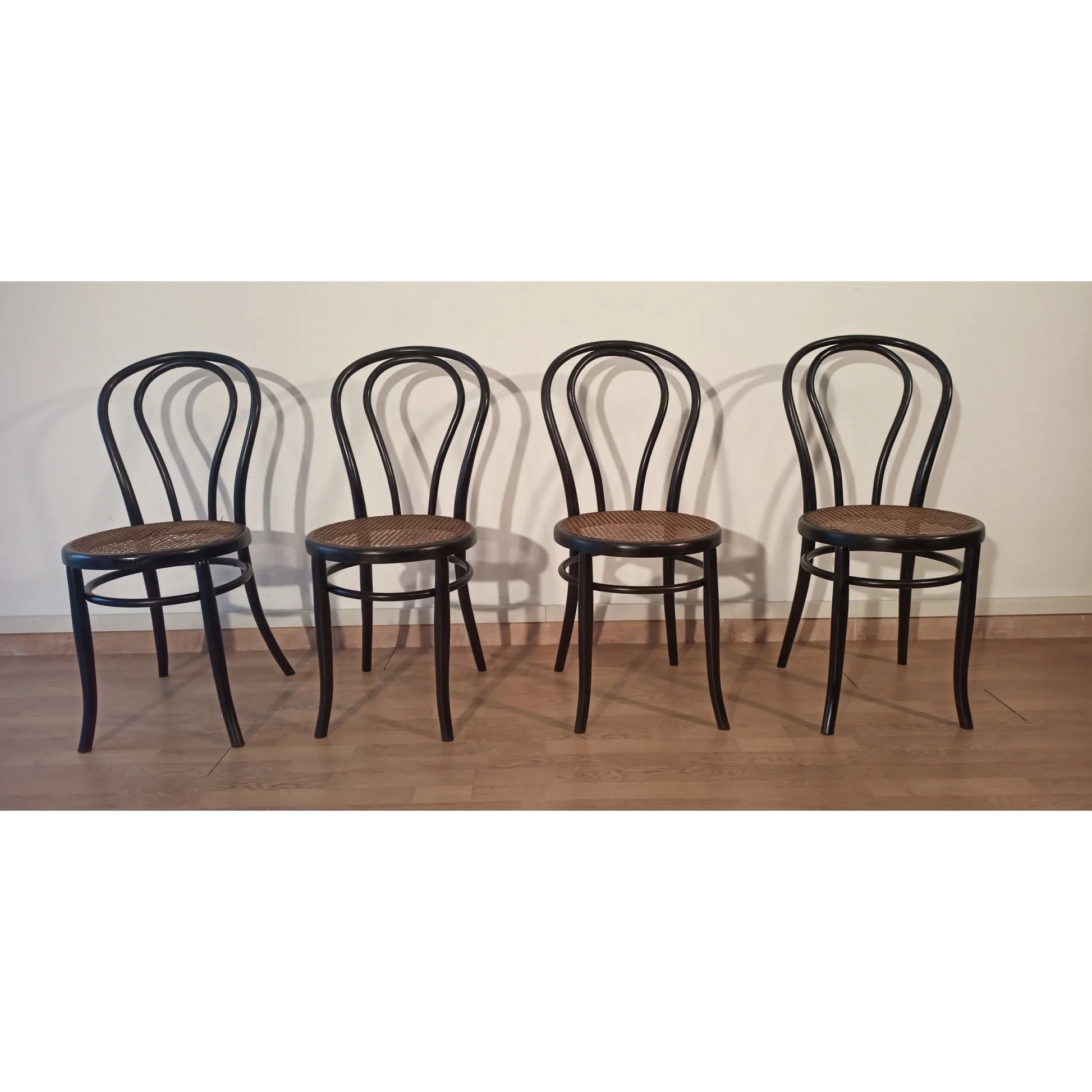 Quattro sedie da pranzo in faggio curvato nello stile di Thonet, Italia, set