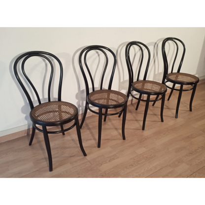 Quattro sedie da pranzo in faggio curvato nello stile di Thonet Italia, set elegante