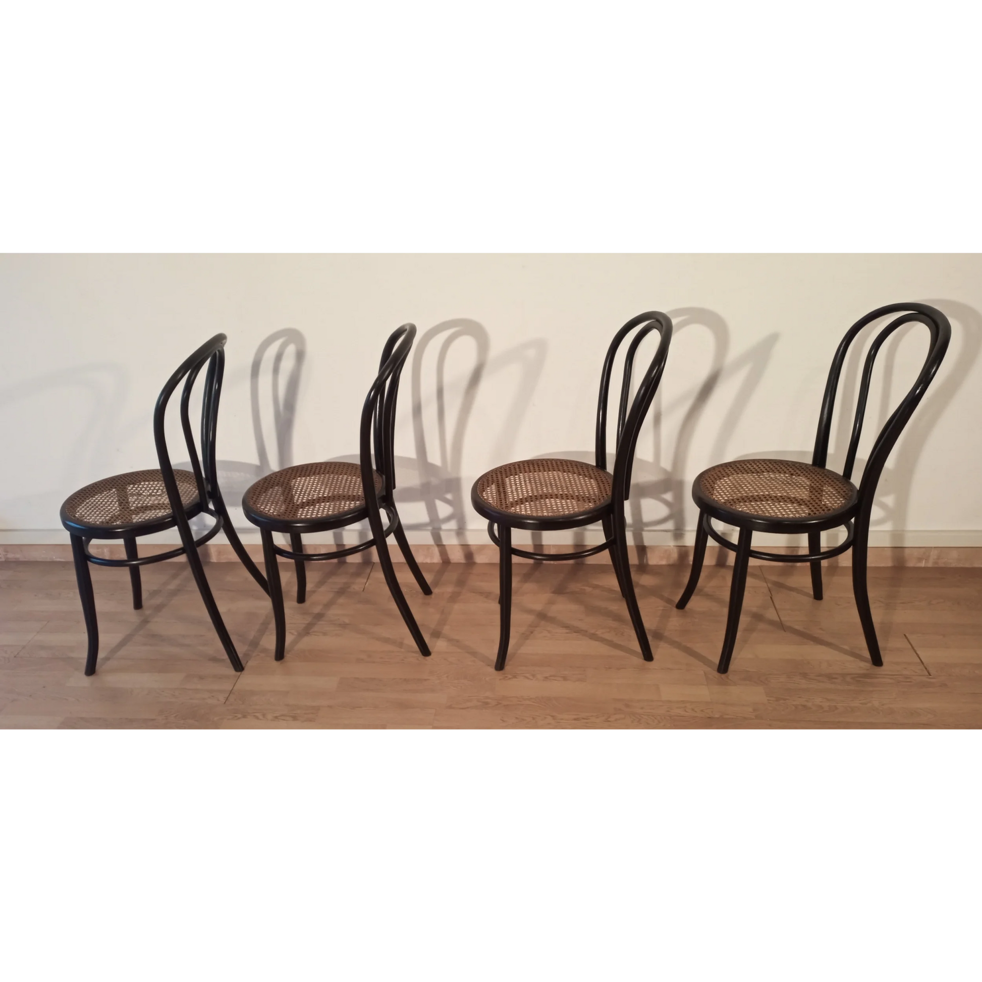 Quattro sedie da pranzo in faggio curvato, stile Thonet Italia, set elegante