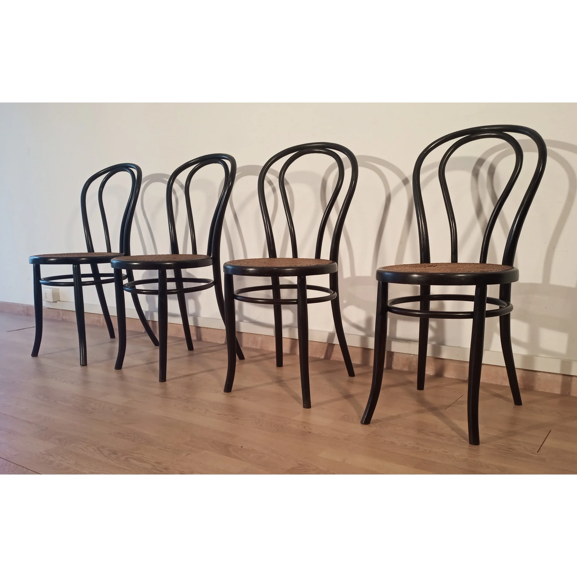 Quattro sedie da pranzo in faggio curvato nello stile Thonet Italia, set di 4