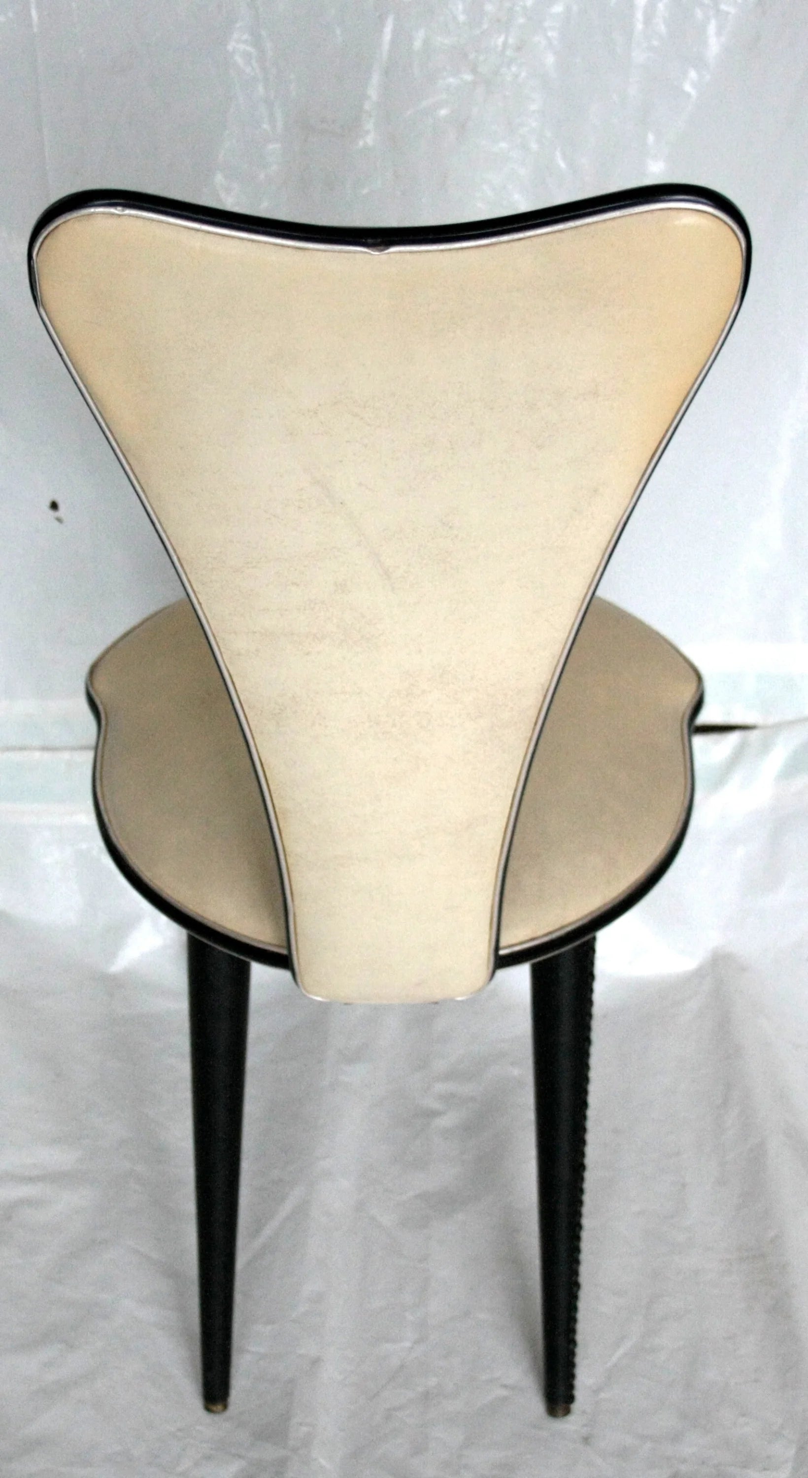 Sedia umberto mascagni anni 60 in ecopelle bianca con trim nero e design triangolo irregolare