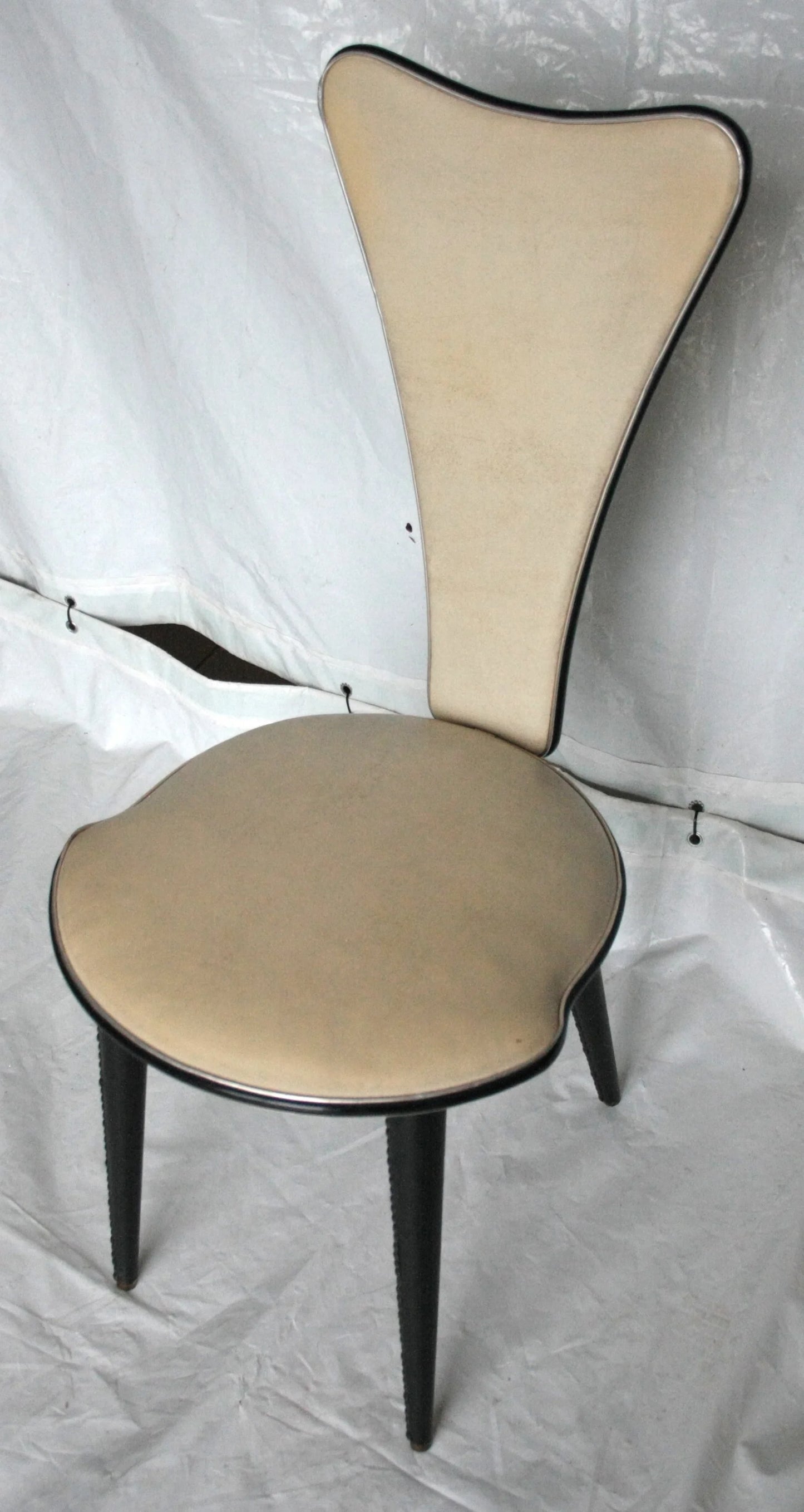 Set 6 sedie umberto mascagni anni 60 italia con rivestimento ecopelle bianca e bordo nero a triangolo irregolare