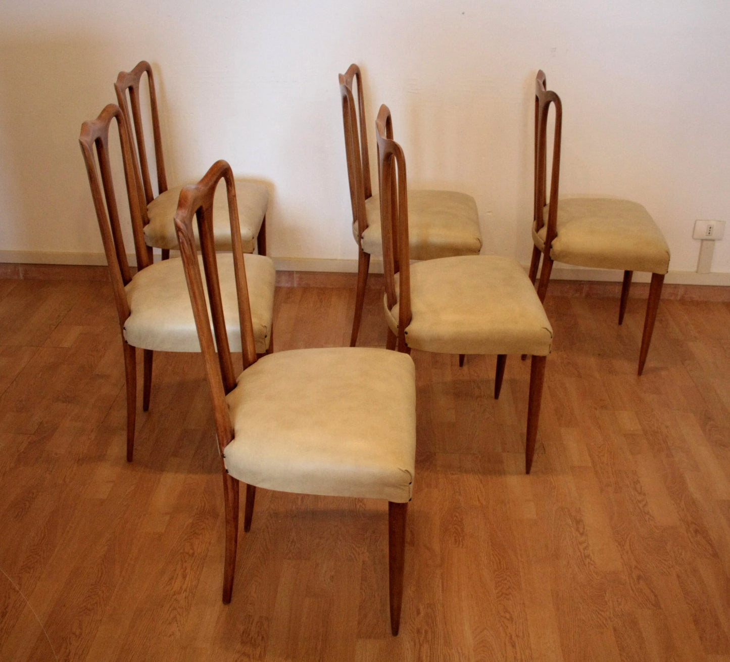 Set di 6 sedie mid-century modern in design italiano prodotte negli anni 60 con sedili in similpelle bianca in perfette condizioni