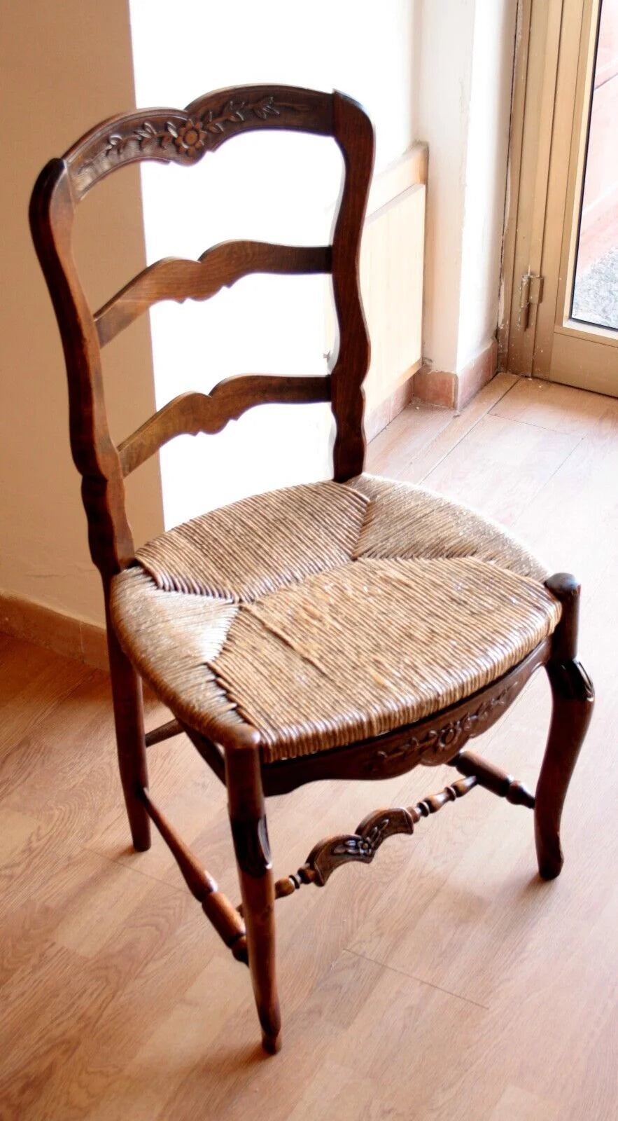 Sedia provenzale rustica in rovere massello ottocento con schienale a pioli e seduta intrecciata in giunco