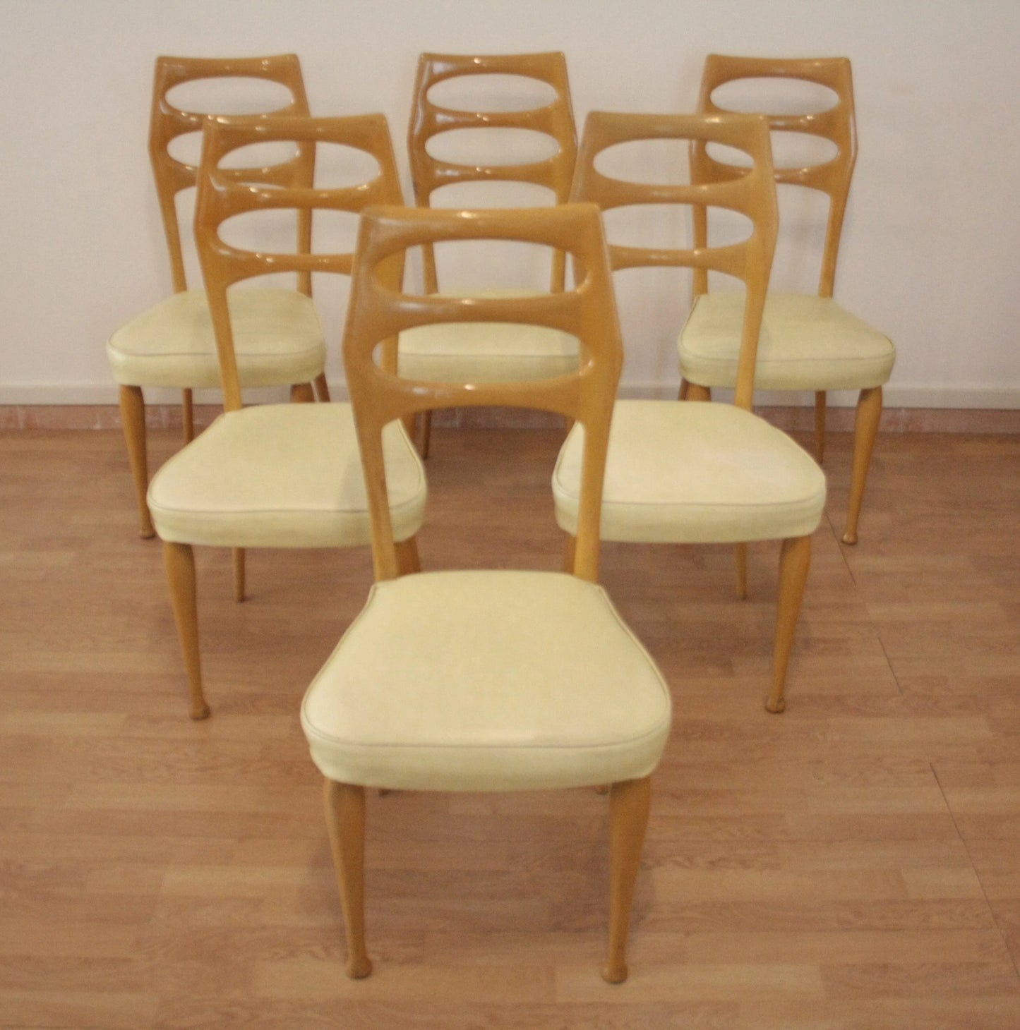 Set di sei sedie da pranzo vittorio dassi in legno chiaro con seduta imbottita anni 50 da dario raia antiquariato