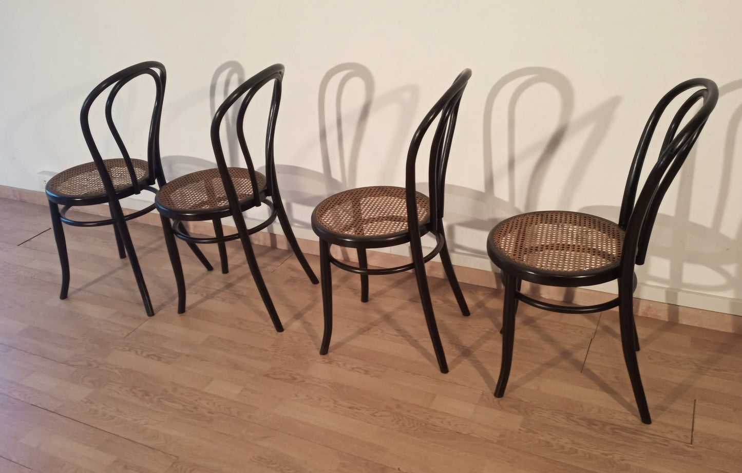 Set di 4 sedie da pranzo in faggio curvato con sedile in canna stile thonet italia in color legno chiaro