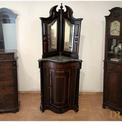 Dark wooden corner cabinet with mirrored doors and ornate carvings in ottime condizioni