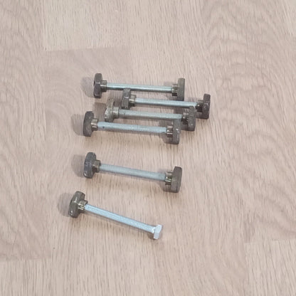 Particolare di bulloni in metallo sul pavimento di legno del tavolo desco vintage di achille castiglioni per zanotta anni 70