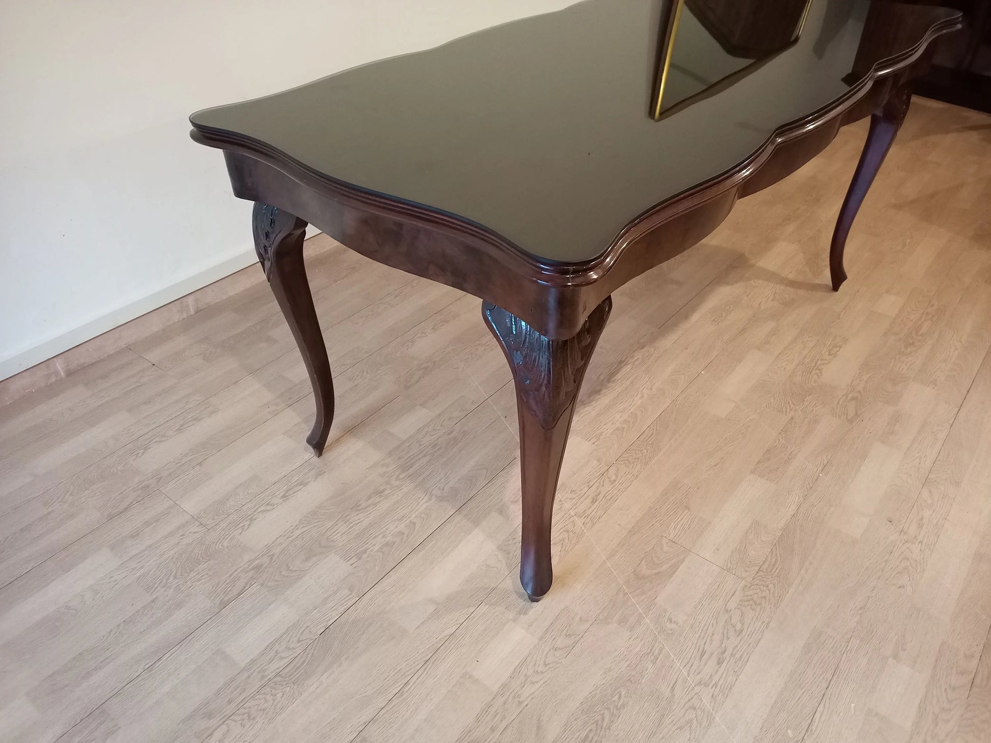 Tavolo chippendale vintage in vetro temperato fumè splendido con ripiano in noce e gambe cabriole in legno scuro elegante