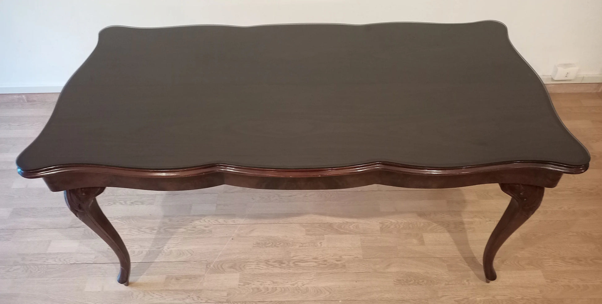 Elegante tavolo chippendale vintage in legno scuro con vetro temperato fumè splendido e ripiano in noce