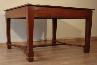 Antico ed elegante tavolo decò vintage in ciliegio massello allungabile con gambe quadrate e ripiano inferiore in legno