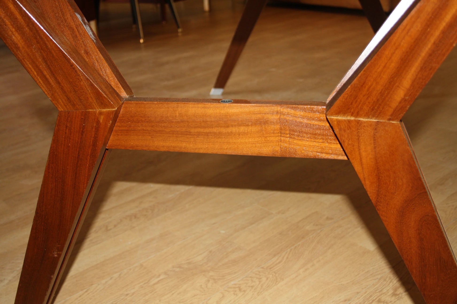 Struttura in legno delle gambe del tavolo tolomeo di ico parisi scrivania direzionale modello italia 1958