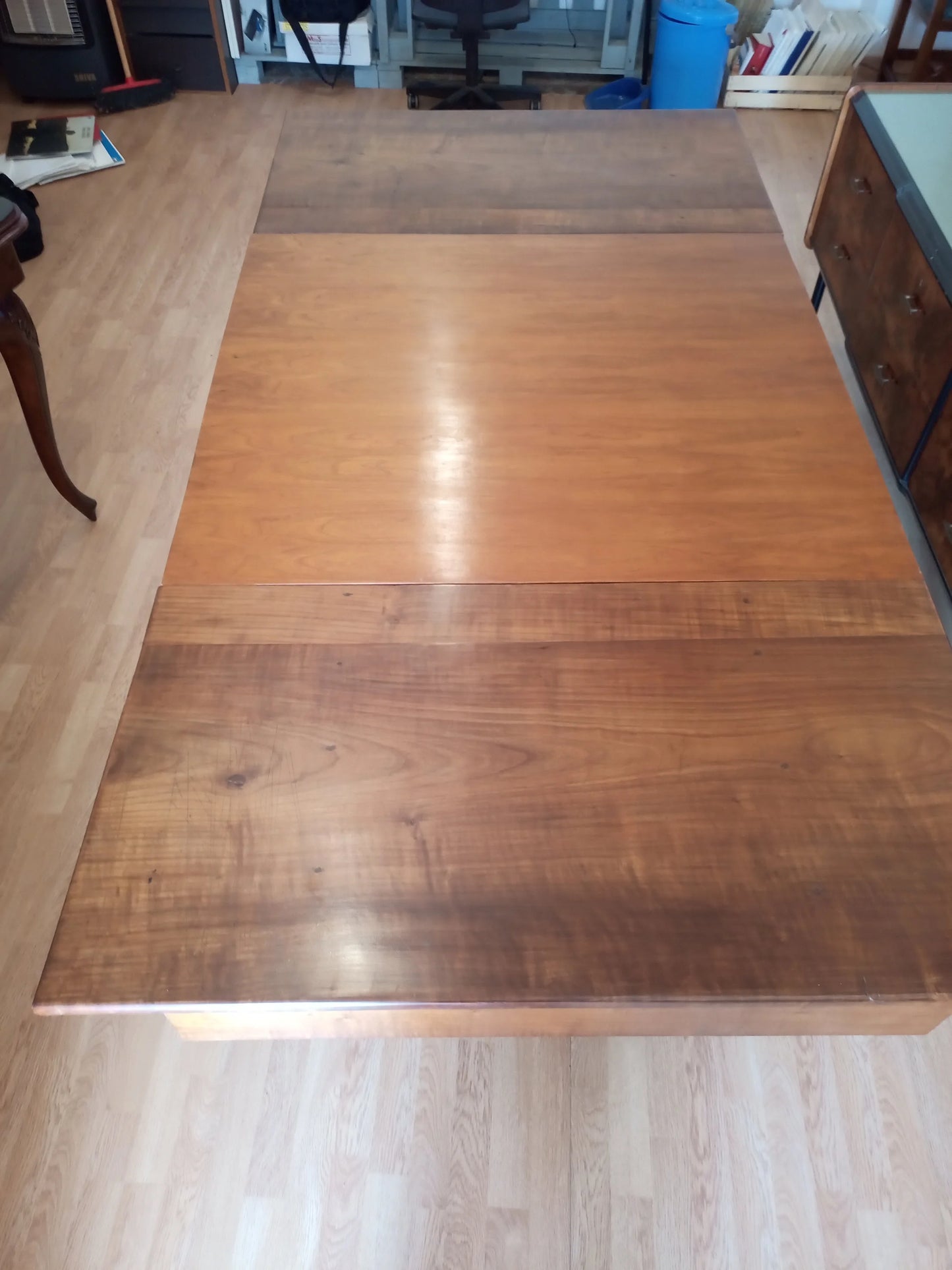 Antico ed elegante tavolo decò vintage in ciliegio massello allungabile con superficie in legno lucidata