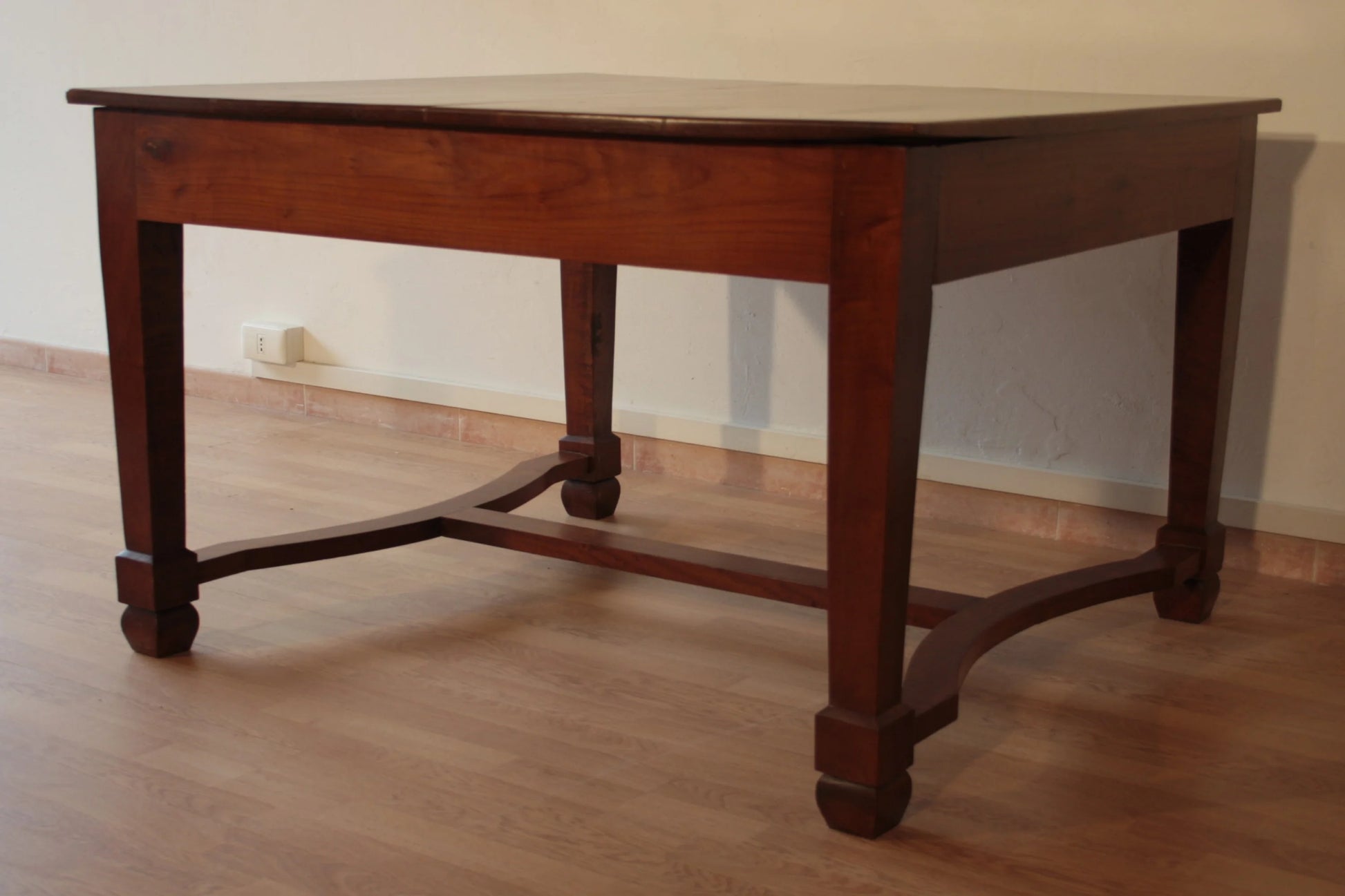 Antico ed elegante tavolo decò vintage in ciliegio massello allungabile con gambe tornite e base a traversa