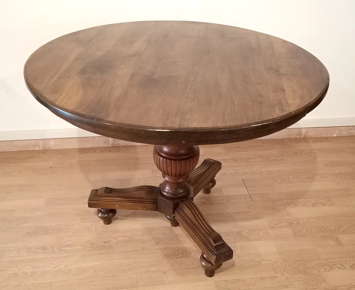 Tavolo tondo ottocento in noce stile umbertino vintage con base intagliata e struttura a croce
