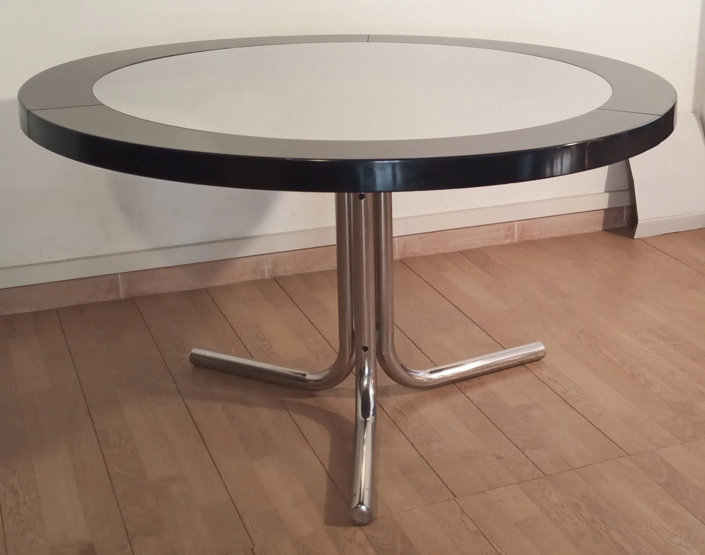 Tavolo da pranzo desco vintage di achille castiglioni per zanotta con base metallica e piano nero anni 70