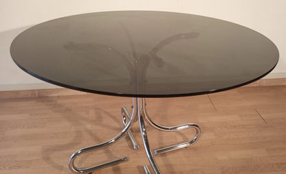 Tavolino da caffè con ripiano rotondo in vetro fumé e gambe curve in acciaio cromato design italia