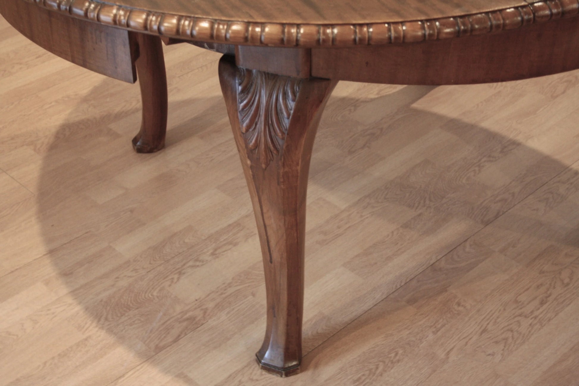 Gamba intagliata di tavolo tondo allungabile vintage in rovere stile luigi filippo con motivo decorativo a foglia