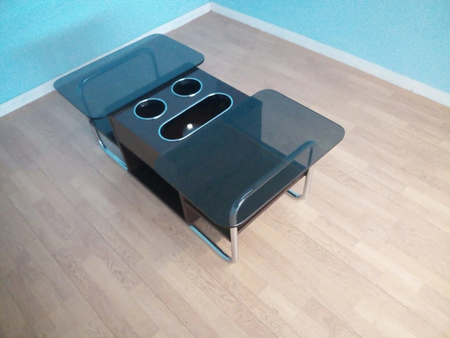 Black leather center console armrest with folding design and cup holders in metallo cromato splendido style tavolino bar vintage