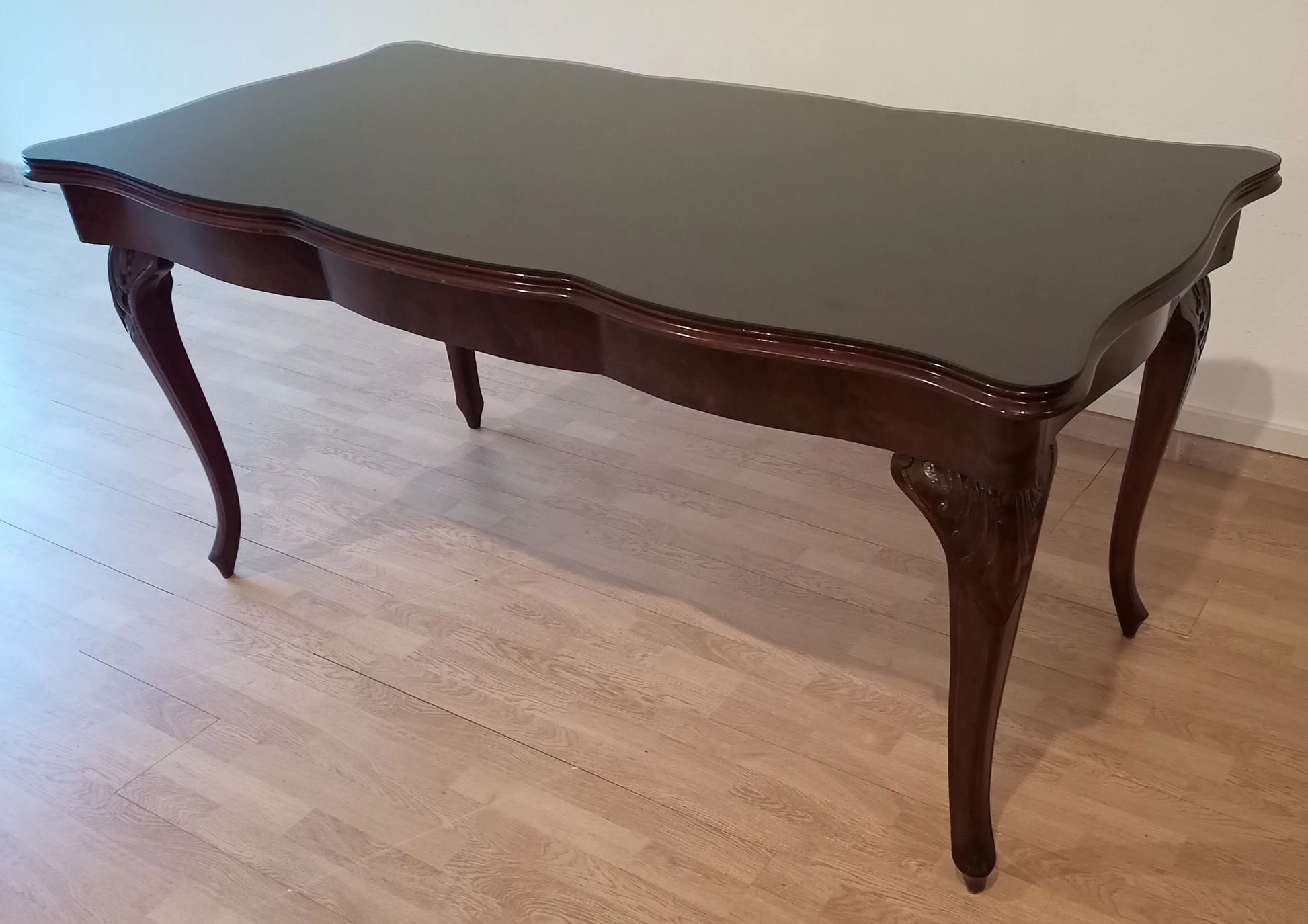 Tavolo chippendale vintage in vetro temperato fumè splendido con gambe curve e bordi smerlati in legno scuro