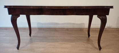 Tavolo chippendale vintage in vetro temperato fumè splendido con ripiano in noce e gambe cabriole in legno scuro