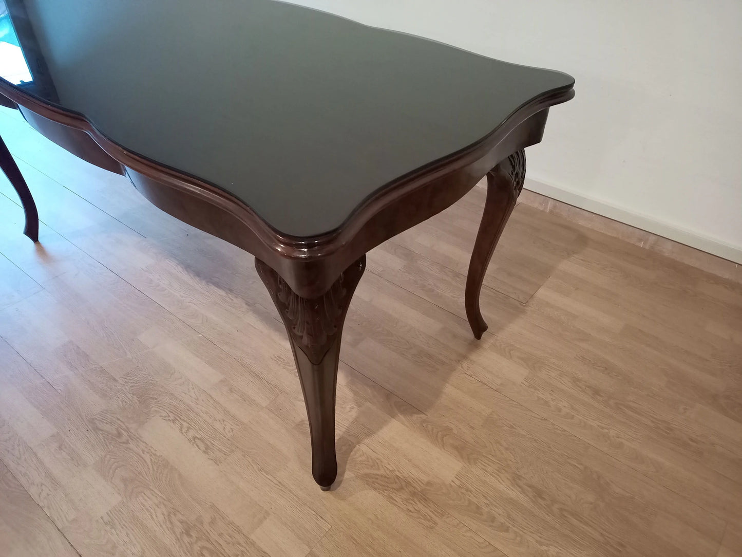 Tavolo chippendale vintage in vetro temperato fumè splendido con bordi curvi e gambe cabriole in legno scuro