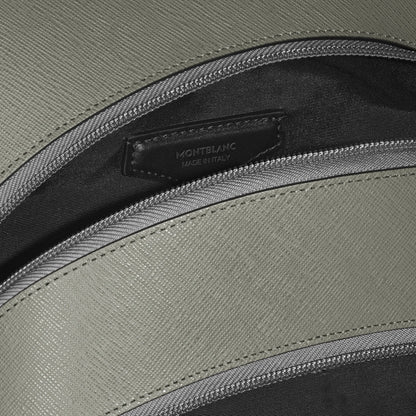 Interno in pelle verde oliva con stampa saffiano e etichetta montblanc made in italy del zaino medio grigio medio raffinato stile urbano