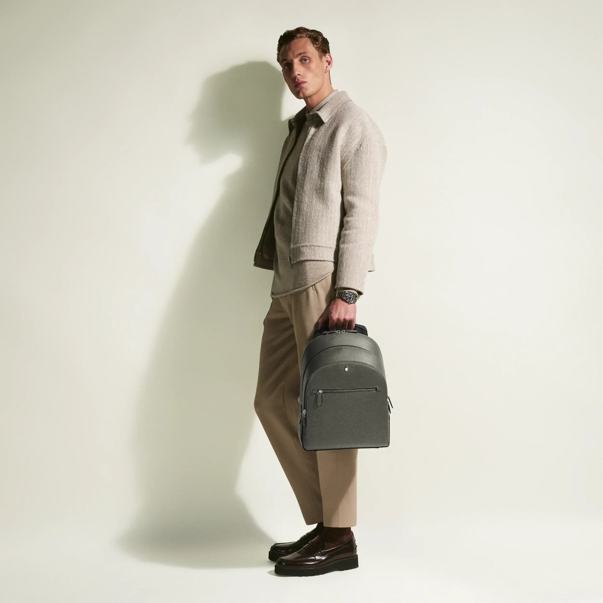 Montblanc zaino medio in pelle stampa saffiano grigio medio con 3 scomparti e raffinato stile urbano